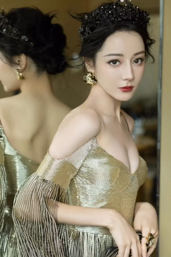 Theo hãng truyền thông Sohu, chỉ riêng năm 2019, cô đã kiếm được 3,7 tỷ nhân dân tệ (521 triệu USD) thông qua 35 hợp đồng quảng cáo trong nước và quốc tế. Ngỡ ngàng nhan sắc nữ diễn viên hơn 80 triệu người hâm mộ