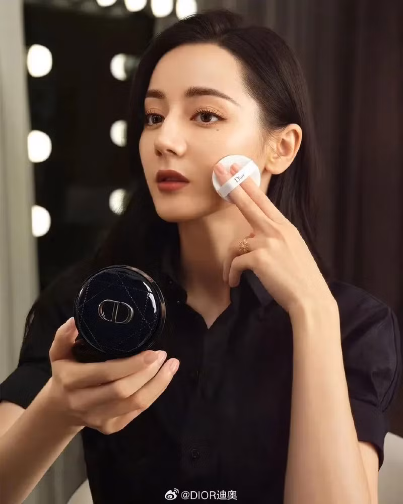 Cô tự hào đã nhận được 60 hợp đồng quảng cáo kể từ khi ra mắt vào năm 2013, từ hàng hóa cơ bản đến thương hiệu cao cấp. Cô hiện là Đại sứ Thương hiệu Toàn cầu của Dior. Ngỡ ngàng nhan sắc nữ diễn viên hơn 80 triệu người hâm mộ