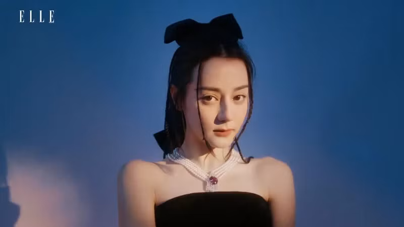 Địch Lệ Nhiệt Ba đã giành giải “Nữ diễn viên mới xuất sắc nhất” tại Giải thưởng Phim truyền hình Trung Quốc lần thứ 7 nhờ diễn xuất xuất thần của mình. Ngỡ ngàng nhan sắc nữ diễn viên hơn 80 triệu người hâm mộ