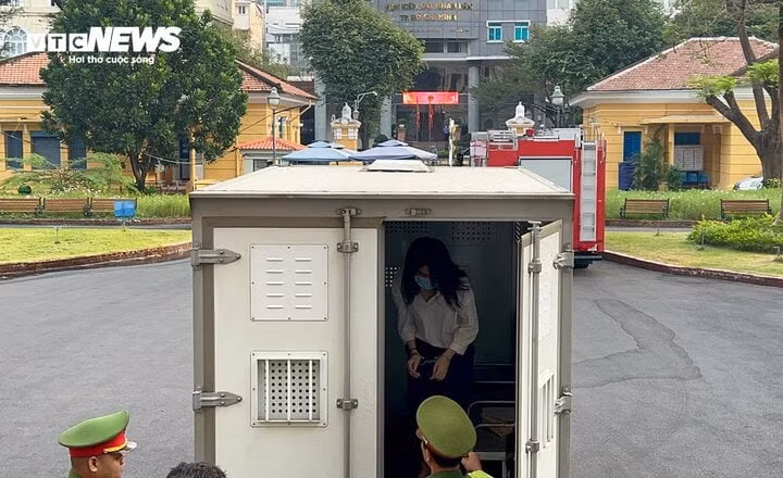 Khoảng hơn 7 giờ sáng xe chuyên dụng chở Ngọc Trinh đến tòa, an ninh phiên tòa được thắt chặt. Rất nhiều các cơ quan báo chí đến tham dự. 'Nữ hoàng nội y' Ngọc Trinh xuất hiện bơ phờ, mệt mỏi ngày ra tòa