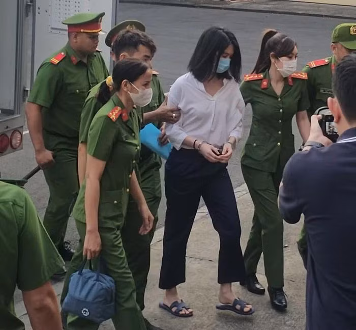 Bên cạnh đó, dù không có giấy phép lái xe mô tô hạng A2 nhưng vào ngày 6/10/2023, Ngọc Trinh đã cùng Đông tiếp tục chạy mô tô phân khối lớn. 'Nữ hoàng nội y' Ngọc Trinh xuất hiện bơ phờ, mệt mỏi ngày ra tòa