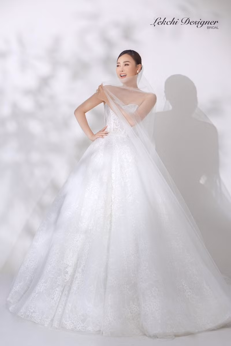 Trước đó, đám cưới của Phương Oanh - Shark Bình dự kiến diễn ra vào tháng 11/2023 nhưng cả hai thông báo hoãn lại để đảm bảo sức khỏe của nữ diễn viên. Phương Oanh tiếp tục 'nhá hàng' loạt ảnh cưới đẹp mê mẩn bên shark Bình