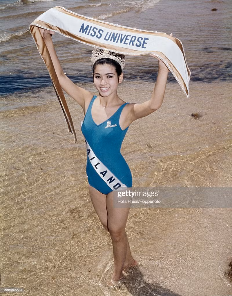 <strong> Apasra Hongsakula (1965)</strong> là người phụ nữ đầu tiên của Thái Lan giành chiến thắng trong cuộc thi Hoa hậu Hoàn vũ. Ngắm nhan sắc những Hoa hậu Hoàn vũ đăng quang ở thế kỷ trước