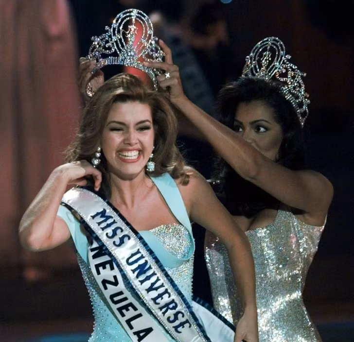 <strong> Alicia Machado (1996)</strong> đại diện cho Venezuela tham gia cuộc thi và trở thành người chiến thắng thứ tư đến từ quốc gia này. Sau chiến thắng, cô bắt đầu xây dựng sự nghiệp diễn xuất và thậm chí còn giành được giải “Nữ diễn viên mới xuất sắc nhất” năm 1998. Ngắm nhan sắc những Hoa hậu Hoàn vũ đăng quang ở thế kỷ trước
