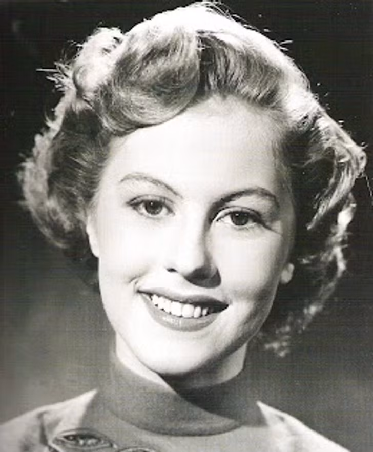 <strong> Armi Kuusela (1952) </strong>là người mẫu kiêm diễn viên người Phần Lan. Cô là người chiến thắng đầu tiên của cuộc thi Hoa hậu Hoàn vũ. Sau chiến thắng của Armi Kuusela, Phần Lan đã sản xuất bộ phim Cô gái đẹp nhất thế giới trong đó cô gái trẻ đóng vai chính mình. Ngắm nhan sắc những Hoa hậu Hoàn vũ đăng quang ở thế kỷ trước