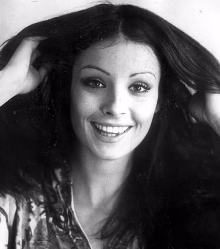 <strong> Amparo Muñoz (1974) </strong>sau khi giành chiến thắng trong cuộc thi sắc đẹp, người mẫu Tây Ban Nha quyết định trở thành diễn viên. Cô đã tham gia diễn xuất trong khoảng 20 bộ phim và bộ phim cuối cùng được phát hành vào năm 2000. Ngắm nhan sắc những Hoa hậu Hoàn vũ đăng quang ở thế kỷ trước