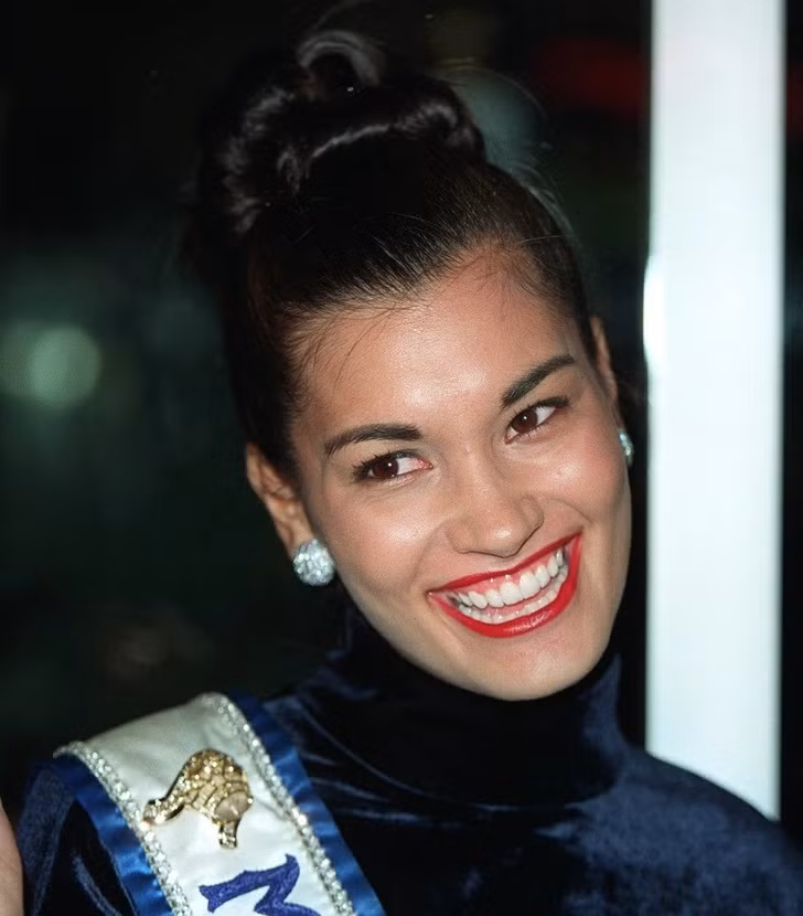 <strong> Brook Lee (1997)</strong> mang trong mình dòng máu pha trộn của nhiều quốc gia khác nhau như Trung Quốc, Hàn Quốc, Hawaiian, Đan Mạch, Bồ Đào Nha, Pháp và Anh. Khi Brook giành danh hiệu Hoa hậu Hoàn vũ cô 26 tuổi, độ tuổi khá cao đối với một người tham gia cuộc thi sắc đẹp. Ngắm nhan sắc những Hoa hậu Hoàn vũ đăng quang ở thế kỷ trước