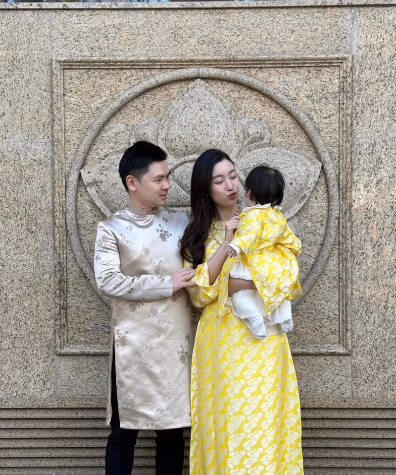 Thời gian qua, nàng hậu đã có phần cởi mở hơn khi công khai đăng tải những hình đăng ảnh tình tứ bên ông xã hay gia đình lên mạng xã hội. Trầm trồ vóc dáng 'gái một con' của Hoa hậu Đỗ Mỹ Linh