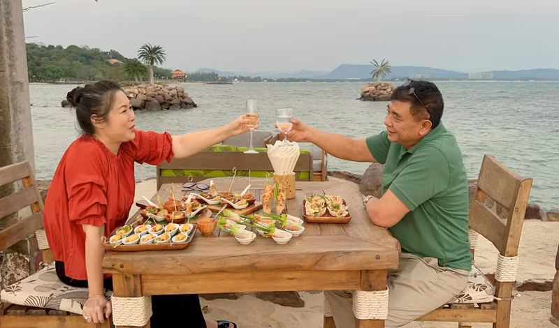 Trong ảnh, Hồng Vân và Lê Tuấn Anh đang dùng bữa bên bờ biển cực lãng mạn. Cả 2 đã cùng nhau bước qua chặng đường 2 thập kỉ nhưng vẫn vô cùng ngọt ngào, ăn ý. NSND Hồng Vân xả kho ảnh tình tứ bên nam tài tử nổi danh màn ảnh Việt xưa