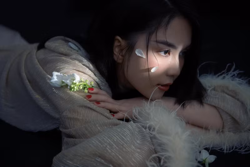 Trước đó, Ngọc Trinh đã tuyên bố trở lại với bộ ảnh theo phong cách nàng thơ, vô cùng dịu dàng, đằm thắm. Ngọc Trinh tung bộ ảnh mới, chi tiết trên đôi chân gây chú ý