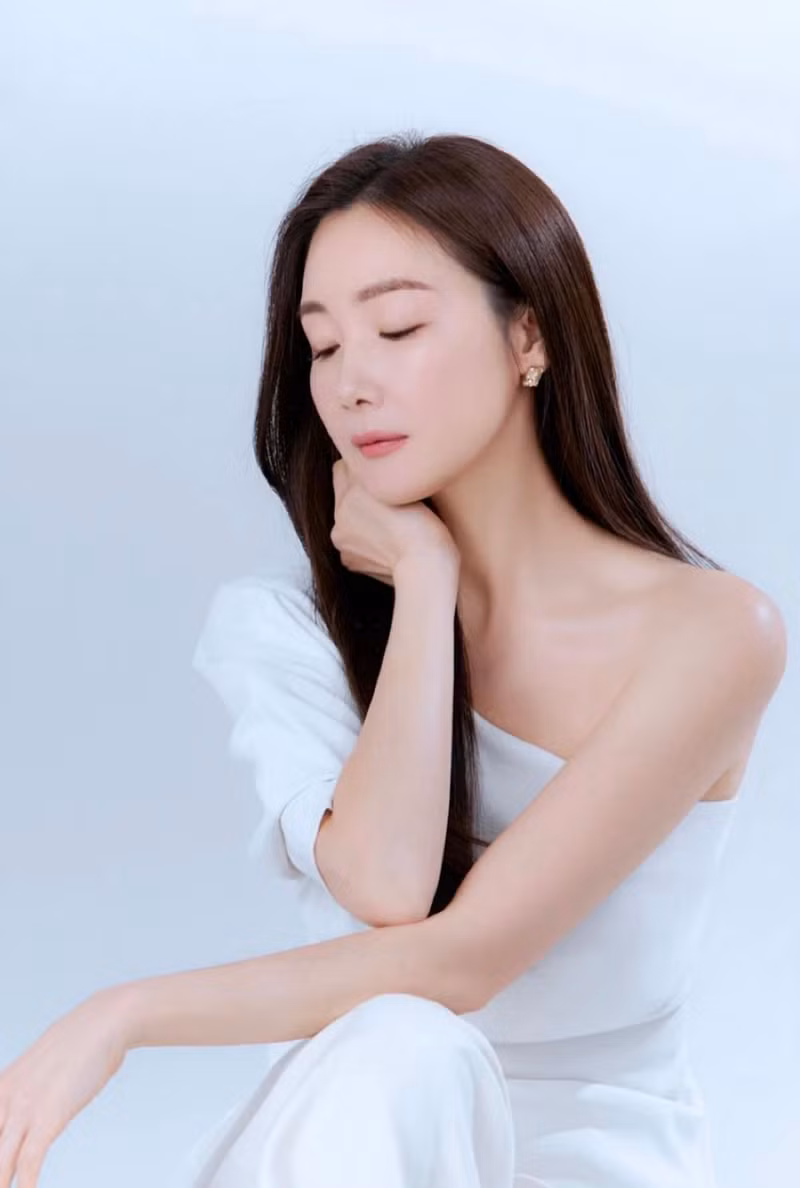 Choi Ji Woo đã khiến nhiều người bất ngờ khi thông báo kết hôn với bạn trai kém 9 tuổi và làm việc ngoài làng giải trí vào năm 2018. Kinh ngạc ngoại hình 'nữ hoàng nước mắt' Choi Ji Woo ở tuổi U50