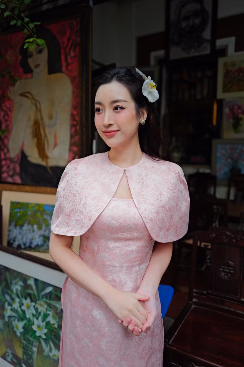 Có thể dễ dàng thấy cô nàng đã lấy lại dáng vóc sau khi sinh con gái đầu lòng. Nhan sắc cũng rạng rỡ và thăng hạng hơn cả thời son rỗi. Trầm trồ vóc dáng 'gái một con' của Hoa hậu Đỗ Mỹ Linh