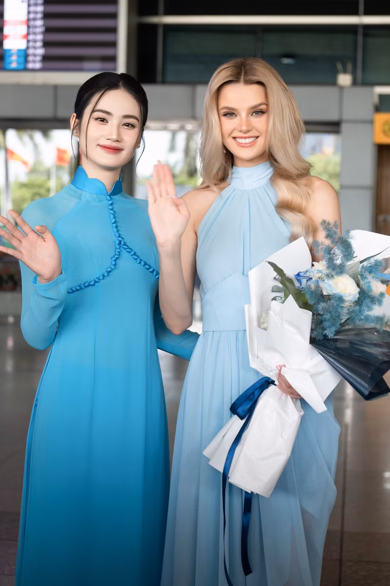 Chiều và tối cùng ngày các Hoa hậu Châu lục khác và Mr World 2019 Jack Heslewood sẽ bắt đầu chuyến hành trình ghé thăm Việt Nam. Nhan sắc xinh đẹp như búp bê của đương kim Miss World 2024