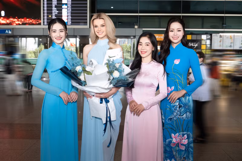 Các fan sắc đẹp cũng có mặt ở sân bay từ sớm để chào đón người đẹp 25 tuổi. Nhan sắc xinh đẹp như búp bê của đương kim Miss World 2024
