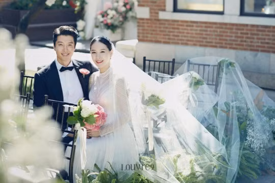 Jo Yoon Hee và Lee Dong Gun đóng chung trong bộ phim truyền hình Tiệm may quý ông. Cặp đôi kết hôn ngay sau khi bộ phim kết thúc. 10 cặp đôi đình đám từ bạn diễn thành bạn đời