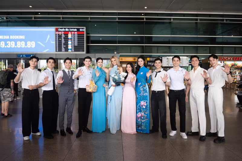 Dàn thí sinh Mr World Vietnam 2024 cũng có mặt để đón tiếp đương kim Hoa hậu Thế giới 2024. Nhan sắc xinh đẹp như búp bê của đương kim Miss World 2024