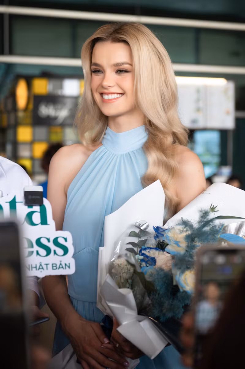 Không hẹn mà gặp đương kim Miss World 2024 diện bộ váy màu xanh, mái tóc vàng đặc trưng. Cô được khen đẹp như “búp bê sống". Nhan sắc xinh đẹp như búp bê của đương kim Miss World 2024