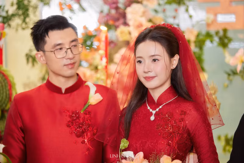 Những khoảnh khắc “cực tình” của cặp đôi trong lễ vu quy được công bố đã nhận về 'mưa' lời khen vì xứng đôi vừa lứa. Diện mạo chú rể thiếu gia gây 'sốt' trong lễ vu quy của Midu