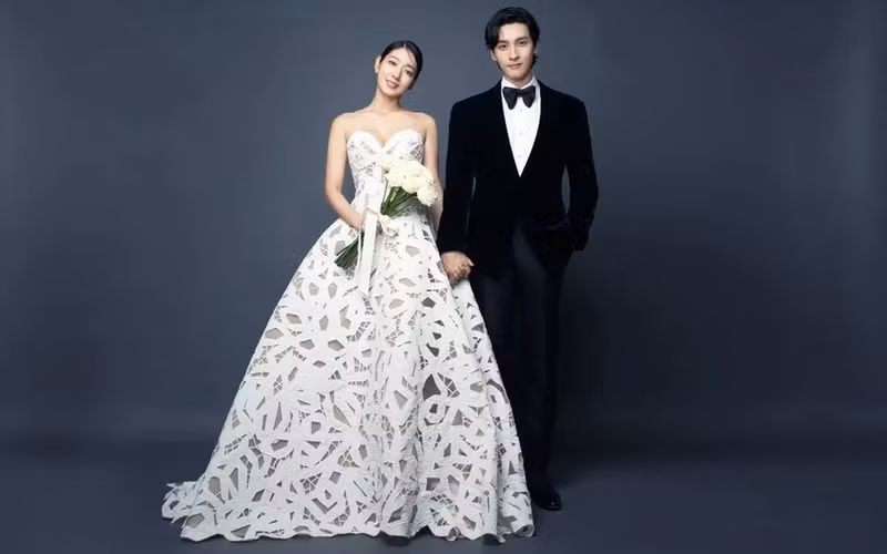 Park Shin Hye và Choi Tae Joon cùng tham gia bộ phim truyền hình Elegant Revenge. Tới tháng 1/2022, cặp đôi tổ chức lễ cưới kết hôn và đến tháng 5/2022, họ chào đón con trai đầu lòng. 10 cặp đôi đình đám từ bạn diễn thành bạn đời
