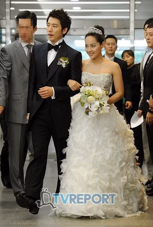 Eugene và Ki Tae Young cùng tham gia bộ phim Creating Destiny. Cả hai kết hôn khoảng 1 năm sau khi bộ phim kết thúc. 10 cặp đôi đình đám từ bạn diễn thành bạn đời