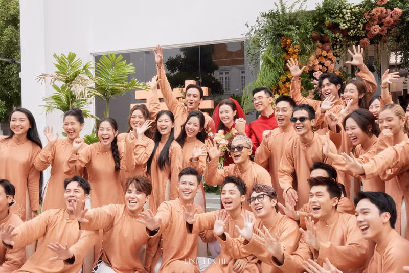 Cặp đôi có nửa năm để chuẩn bị cho ngày trọng đại, đầu tư chi phí khủng cho trang phục khi cùng nhau đặt may 42 bộ áo dài thiết kế riêng. Diện mạo chú rể thiếu gia gây 'sốt' trong lễ vu quy của Midu