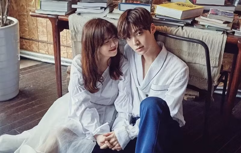 Ahn Jae Hyun và Koo Hye Sun đóng chung trong Blood. Cặp đôi xác nhận mối quan hệ vào tháng 3/2016 và kết hôn vào tháng 5/2016. Tuy nhiên, vào tháng 8/2019, họ bắt đầu thủ tục ly hôn. 10 cặp đôi đình đám từ bạn diễn thành bạn đời