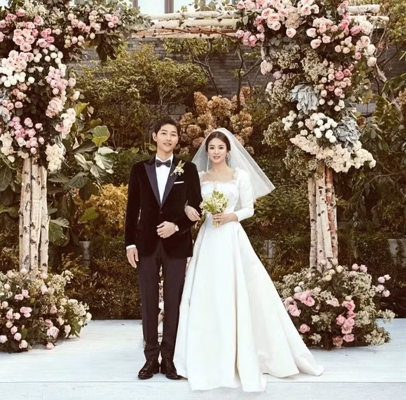 Song Joong Ki và Song Hye Kyo tạo nên cặp đôi Song-Song nổi tiếng trong bộ phim Hậu Duệ Mặt Trời. Một năm sau, cả hai tuyên bố đính hôn. Tuy nhiên, chỉ hai năm sau, cặp đôi tuyên bố ly hôn. 10 cặp đôi đình đám từ bạn diễn thành bạn đời