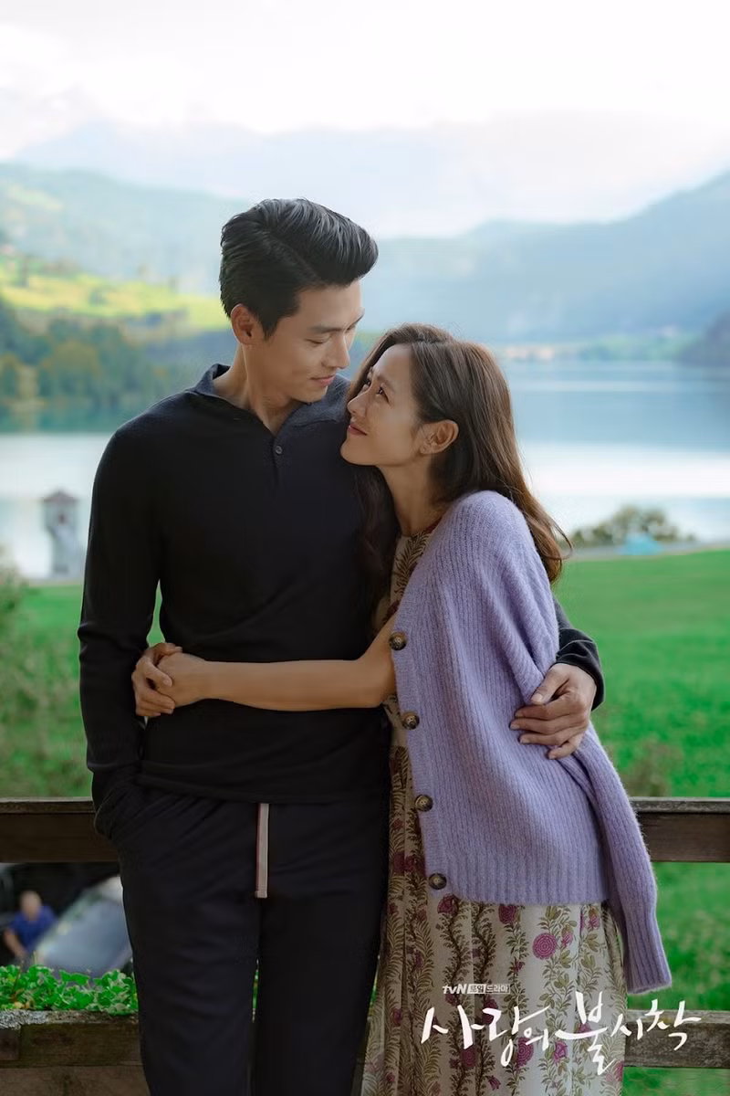 Hyun Bin và Son Ye Jin thực sự đã đóng chung trong nhiều tác phẩm. Cả hai vướng vào vô số tin đồn hẹn hò trước khi xác nhận mối quan hệ. Họ tổ chức đám cưới vào ngày 31/3/2022. 10 cặp đôi đình đám từ bạn diễn thành bạn đời