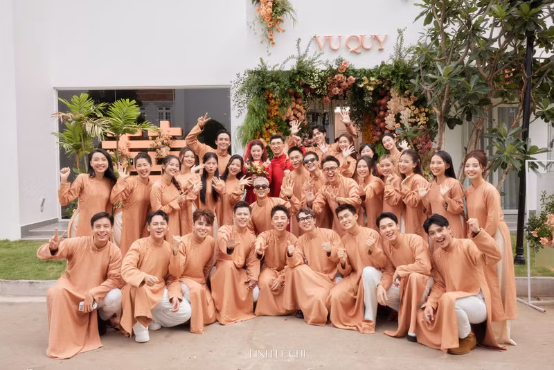 Ngoài ra, dàn bê tráp cũng quy tụ toàn những khuôn mặt đình đám của Vbiz như: Phương Mỹ Chi, Dương Hoàng Yến, Jun Vũ, Tú Hảo, Trần Anh Huy... Diện mạo chú rể thiếu gia gây 'sốt' trong lễ vu quy của Midu