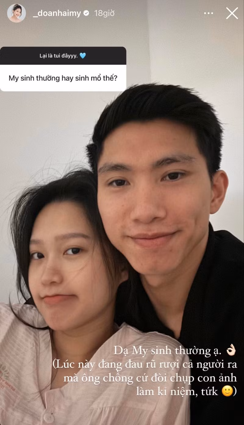 Sau sinh, bà xã Đoàn Văn Hậu tiết lộ: "Dạ My sinh thường ạ. Lúc này đau rũ rượi cả người ra mà ông chồng cứ đòi chụp con ảnh làm kỷ niệm, tức". Bà xã Đoàn Văn Hậu hé lộ thông tin hiếm hoi về quý tử đầu lòng