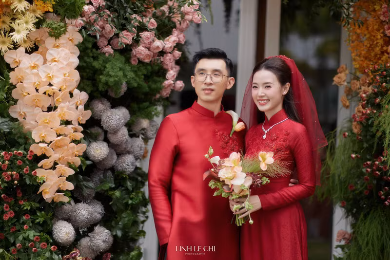 Trong khi Midu diện áo dài đỏ và ghi điểm với vẻ nền nã, ngọt ngào thì Minh Đạt cũng gây sốt với diện mạo điển trai, đúng chuẩn thiếu gia nhà hào môn. Diện mạo chú rể thiếu gia gây 'sốt' trong lễ vu quy của Midu