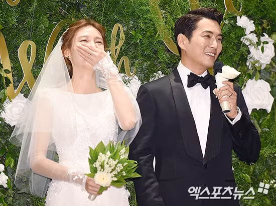 Cha Ye Ryun và Joo Sang Wook đóng chung trong bộ phim truyền hình Glamorous Temptation. Cặp đôi đã kết hôn vài năm sau khi bộ phim kết thúc. 10 cặp đôi đình đám từ bạn diễn thành bạn đời
