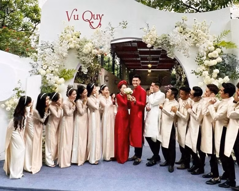 Hôn lễ được diễn ra riêng tư tại TPHCM trước sự chứng kiến gia đình, bạn bè thân thiết. Không gian hôn lễ của Vĩnh Thụy phủ đầy hoa tươi, với tông màu trắng kem làm chủ đạo. Siêu mẫu Vĩnh Thụy bí mật kết hôn cùng cô dâu gia thế 'không phải dạng vừa'