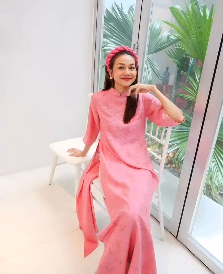 Trước đó, vào tối 28/9, rất đông người hâm mộ đã rần rần gửi lời chúc mừng khi Thanh Hằng bất ngờ đăng ảnh diện áo dài màu hồng ngọt ngào như cô dâu mới. Danh tính chồng sắp cưới 'không phải dạng vừa' của siêu mẫu Thanh Hằng