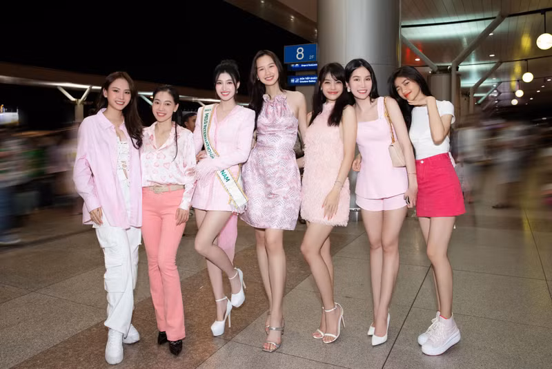 Bên cạnh đó, Hoa hậu Bảo Ngọc, Mai Phương, cùng các Á hậu Phương Anh, Kiều Loan… đã ra sân bay để cổ vũ tinh thần cho Phương Nhi trước khi lên đường. Phương Nhi nhận 'món quà' cực lớn từ hội chị em Hoa hậu, Á hậu
