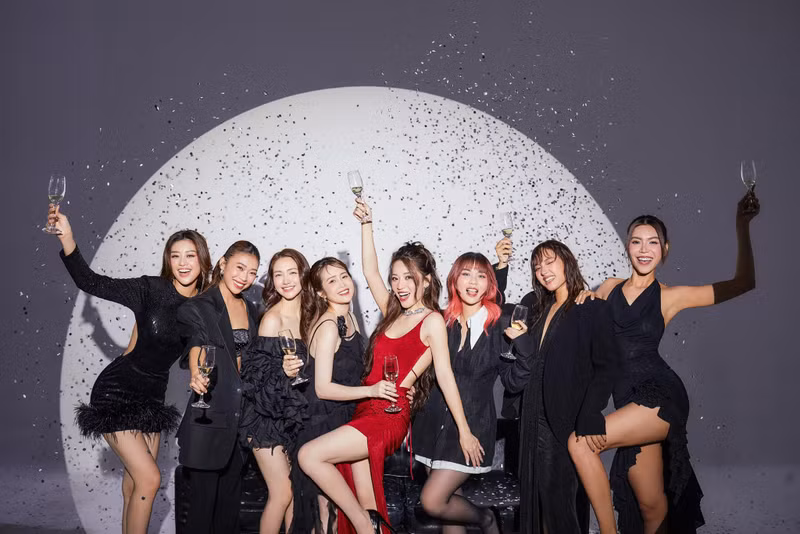 Gin Tuấn Kiệt cũng xúc động cho biết: "Cảm ơn Em đã đồng ý. Cảm ơn anh em bạn bè đã cùng Gin tạo nên điều bất ngờ này". Puka và Gin Tuấn Kiệt tung loạt ảnh cưới 'có 1 không 2'
