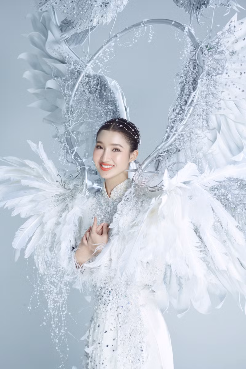 “Cò ơi” mang toàn bộ sắc trắng, bạc làm tôn lên vẻ đẹp trong sáng, nhẹ nhàng vốn có của Phương Nhi. Cùng với đó, tà áo dài trắng tôn lên đường nét trưởng thành, dịu dàng của người phụ nữ Việt. Cận cảnh trang phục dân tộc hơn 10kg của Phương Nhi tại Miss International 2023