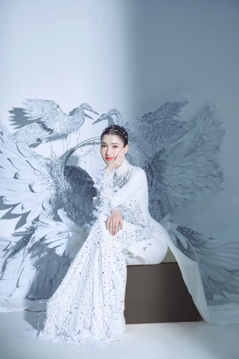 Mặc dù trang phục khá cồng kềnh và sẽ gây nhiều khó khăn nhưng với sự quyết tâm và luyện tập kỹ càng, nàng hậu chắc chắn sẽ có màn thể hiện tốt tại Miss International. Cận cảnh trang phục dân tộc hơn 10kg của Phương Nhi tại Miss International 2023