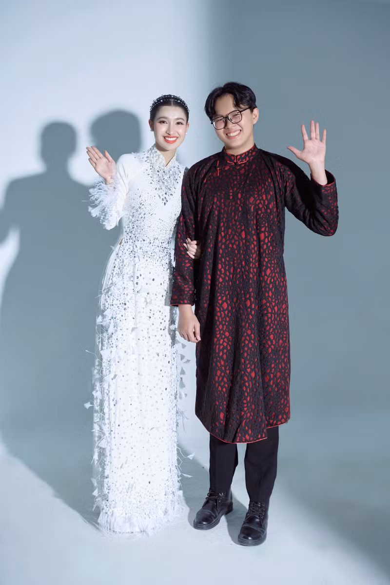 Nhưng, sau khi được mọi người hỗ trợ, tập luyện đeo cánh và catwalk... Phương Nhi cảm thấy mọi thứ đang rất tốt. Cận cảnh trang phục dân tộc hơn 10kg của Phương Nhi tại Miss International 2023