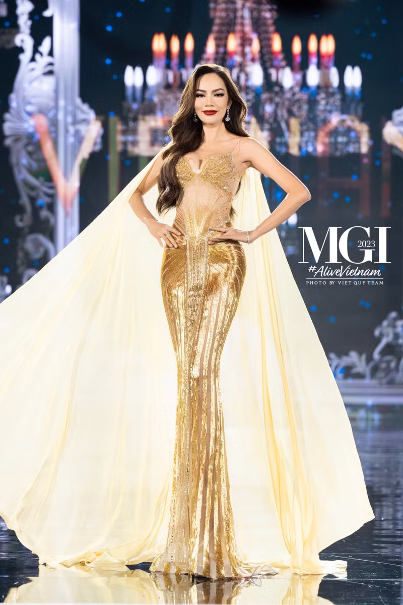 Mở màn bằng phần trình diễn trang phục dạ hội sang trọng kết hợp với màn hô tên đầy tự hào, Lê Hoàng Phương sải bước trong sự hò reo vỡ òa của hàng ngàn khán giả. Màn trình diễn gây ngỡ ngàng của Lê Hoàng Phương tại Miss Grand International