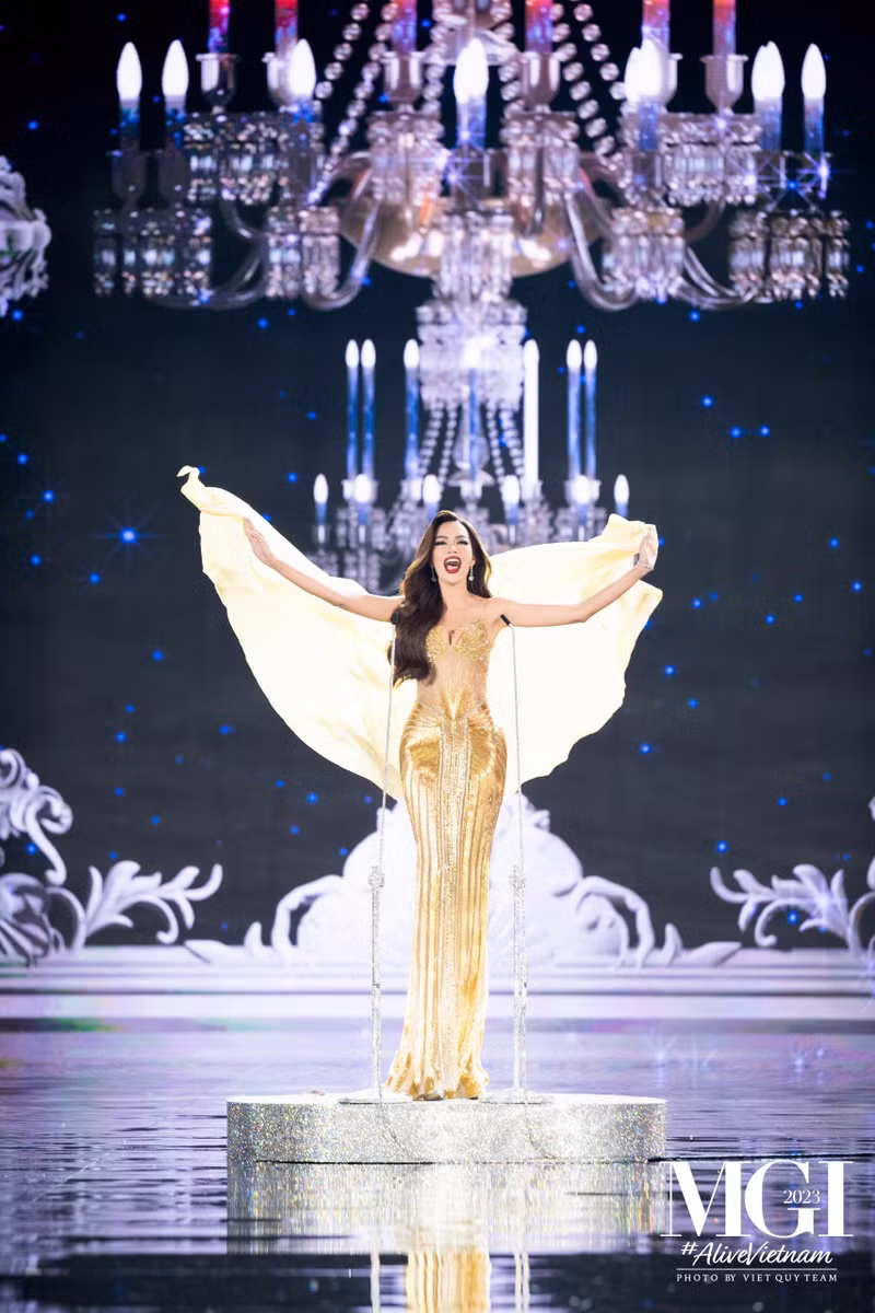 Điểm nhấn trong màn trình diễn của người đẹp Khánh Hòa là việc kết hợp các động tác xoay và bung tà uyển chuyển, mềm mại, đẹp như một chú thiên nga đang nhảy múa. Màn trình diễn gây ngỡ ngàng của Lê Hoàng Phương tại Miss Grand International