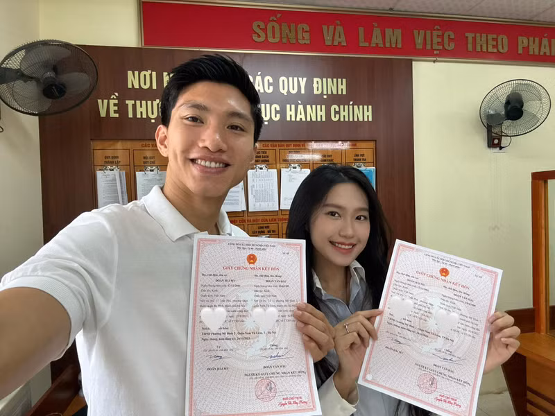 Trong loạt ảnh được chia sẻ, Đoàn Văn Hậu mặc áo phông trắng vô cùng năng động và khỏe khoắn. Còn Doãn Hải My diện váy trắng nữ tính, dịu dàng. Đoàn Văn Hậu và Doãn Hải My công khai bằng chứng sắp về chung một nhà