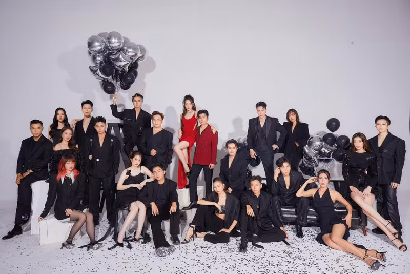 Nam ca sĩ hạnh phúc viết: "Định 30 tuổi mới lấy vợ, ai dè sớm hơn. Cảm ơn gia đình, bạn bè đã luôn đồng hành cùng hai đứa.... Nay chính thức thông báo thuyền đã cập bến". Puka và Gin Tuấn Kiệt tung loạt ảnh cưới 'có 1 không 2'
