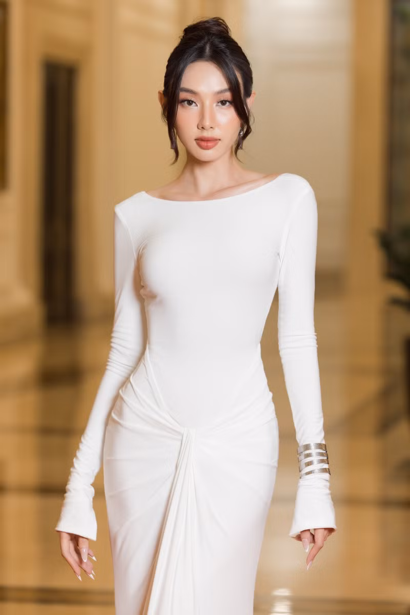 Với điều đó, không khó hiểu khi cô hiện tại vẫn luôn là một trong những beauty queen được yêu thích và ủng hộ bởi đông đảo khán giả. Hoa hậu Thùy Tiên được vinh danh 'Mỹ nhân của năm'