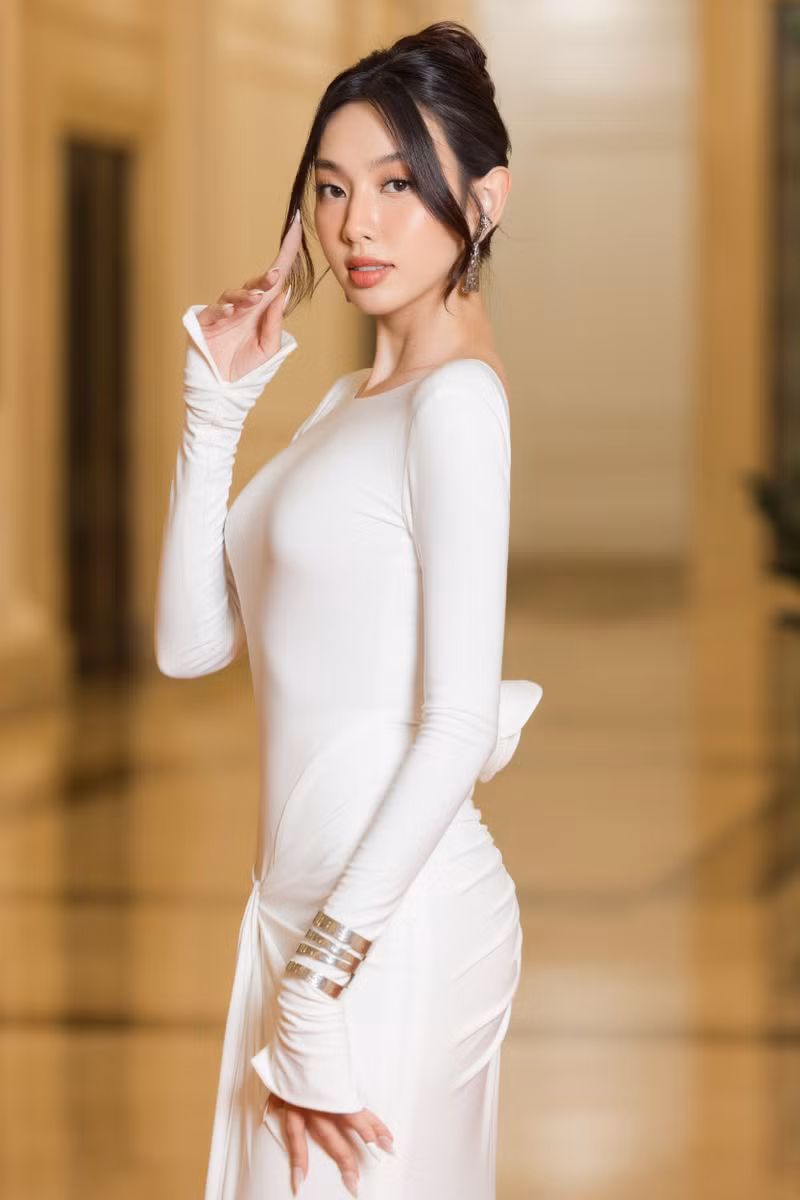 Như sự khẳng định từ Thùy Tiên, mỹ nhân đối với cô là người phụ nữ đẹp mà hơn cả thế, đó là những người phụ nữ tự tin, hết mình với con đường lan tỏa điều tốt đẹp với cộng đồng. Hoa hậu Thùy Tiên được vinh danh 'Mỹ nhân của năm'