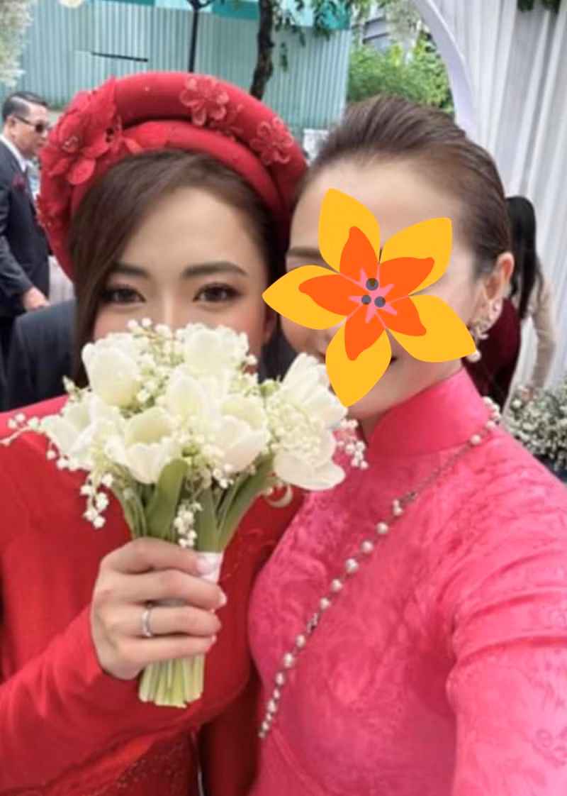 Trong hôn lễ, siêu mẫu Vĩnh Thụy bảnh bao, lịch lãm trong bộ vest đen, cô dâu xinh đẹp nổi bật trong áo dài truyền thống màu đỏ. Siêu mẫu Vĩnh Thụy bí mật kết hôn cùng cô dâu gia thế 'không phải dạng vừa'