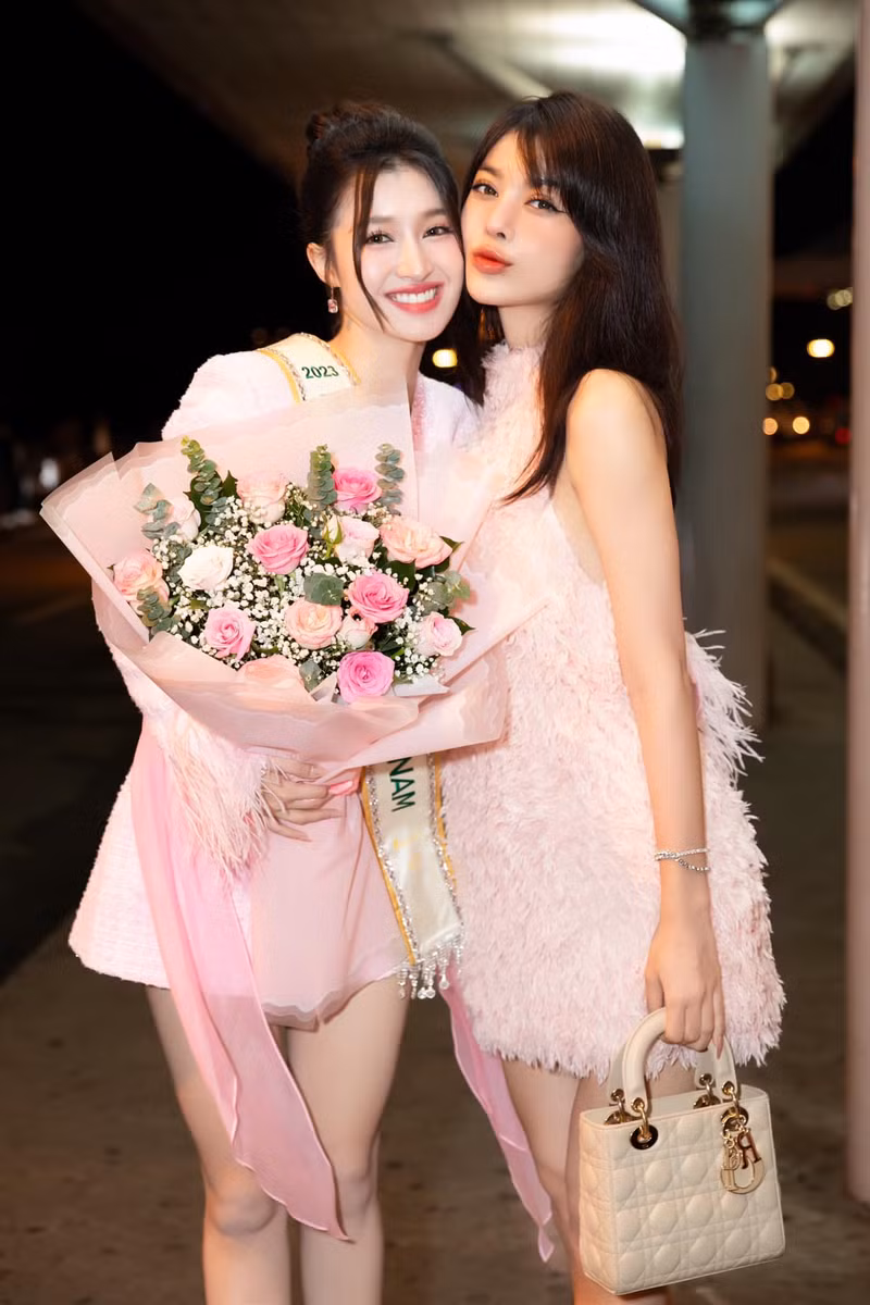 Á hậu Kiều Loan gửi lời chúc: “Chúc baby Phương Nhi lên đường tham dự Miss International 2023 thật nhiều may mắn và thành công. Chị và mọi người ở nhà ủng hộ hết mình cho em”. Phương Nhi nhận 'món quà' cực lớn từ hội chị em Hoa hậu, Á hậu