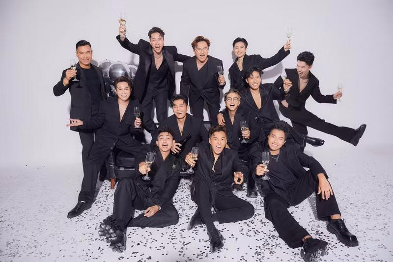 Có thể thấy, bộ ảnh cưới có tông màu đen và đỏ làm chủ đạo. Trong đó, cô dâu Puka diện trên mình chiếc váy màu đỏ vô cùng nổi bật. Về phía Gin Tuấn Kiệt anh diện trang phục áo vest bảnh bao, điển trai. Puka và Gin Tuấn Kiệt tung loạt ảnh cưới 'có 1 không 2'