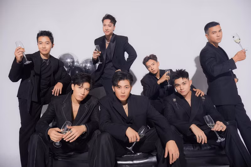 Trước đó, nhân dịp sinh nhật tuổi 29, nam ca sĩ Gin Tuấn Kiệt bất ngờ thông báo cầu hôn thành công nữ diễn viên Puka. Puka và Gin Tuấn Kiệt tung loạt ảnh cưới 'có 1 không 2'