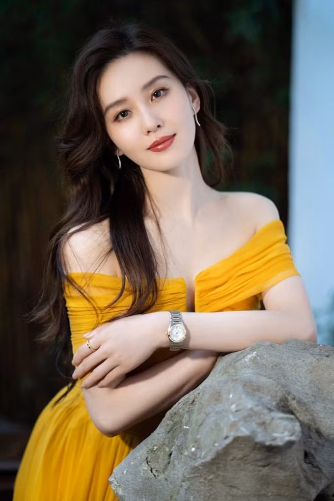<strong> Lưu Thi Thi </strong>được coi là ngọc nữ của làng giải trí Hoa ngữ bởi vẻ đẹp thanh khiết. Nữ diễn viên luôn được yêu mến bởi khí chất dịu dàng, thanh tao, đời sống ít scandal. Lưu Diệc Phi, Dương Mịch lọt top 10 mỹ nhân Hoa ngữ hậu thập niên 80